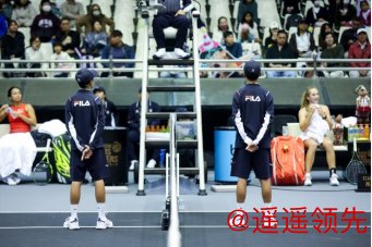 赛事现场的工作人员、裁判和球童统一身着网球专业赛事服装